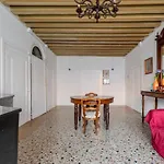 Lovely & Roomy Venetian Apartment X5!