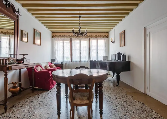 Lovely & Roomy Venetian Apartment X5!